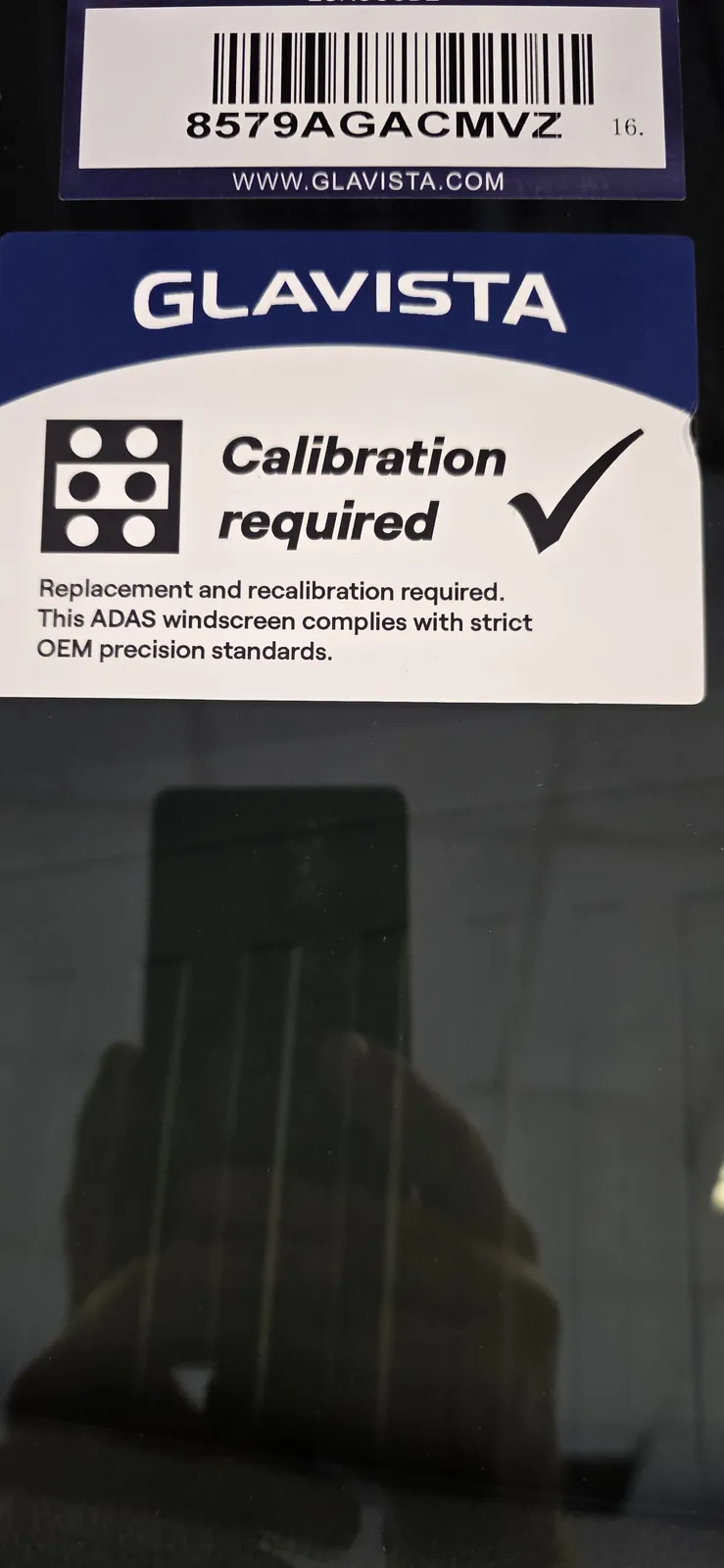 Aufkleber „Calibration required“ auf einer neuen Frontscheibe: Nach dem Einbau muss die Kamera kalibriert werden