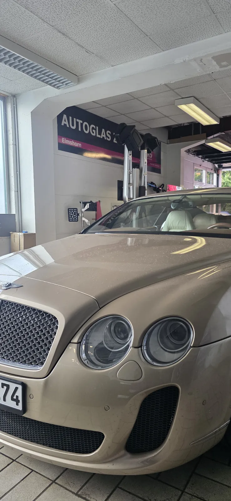 Bentley Continental in der Werkstatt von KS Autoglas Elmshorn, im Hintergrund die Kalibrieranlage