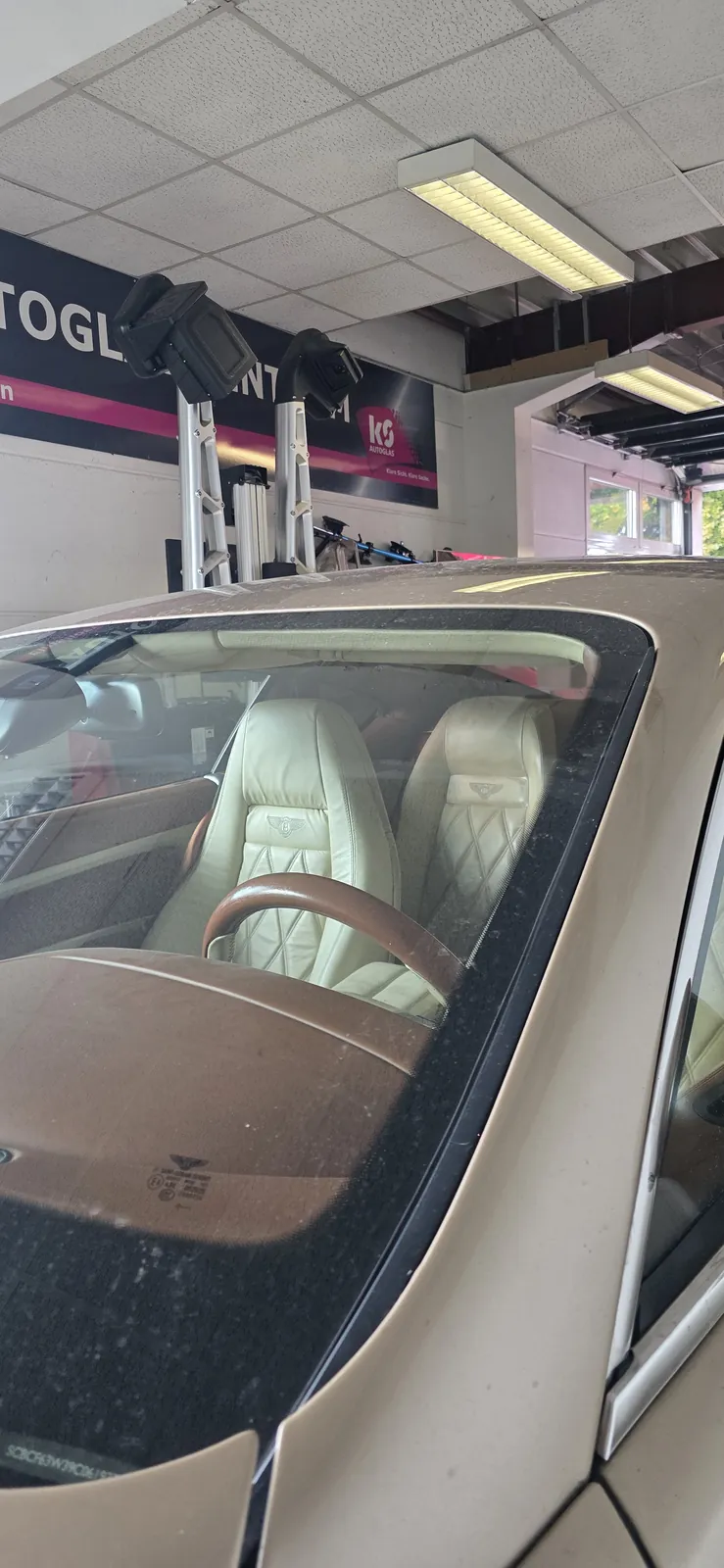 Innenraum eines Bentley Continental mit heller Lederausstattung in der Werkstatt