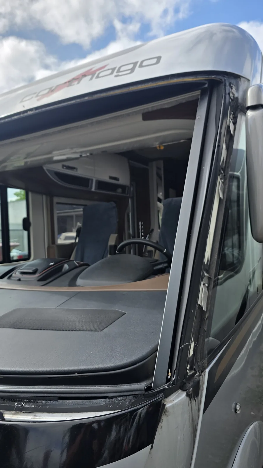 Carthago-Wohnmobil mit ausgebauter Frontscheibe, Blick ins Fahrerhaus