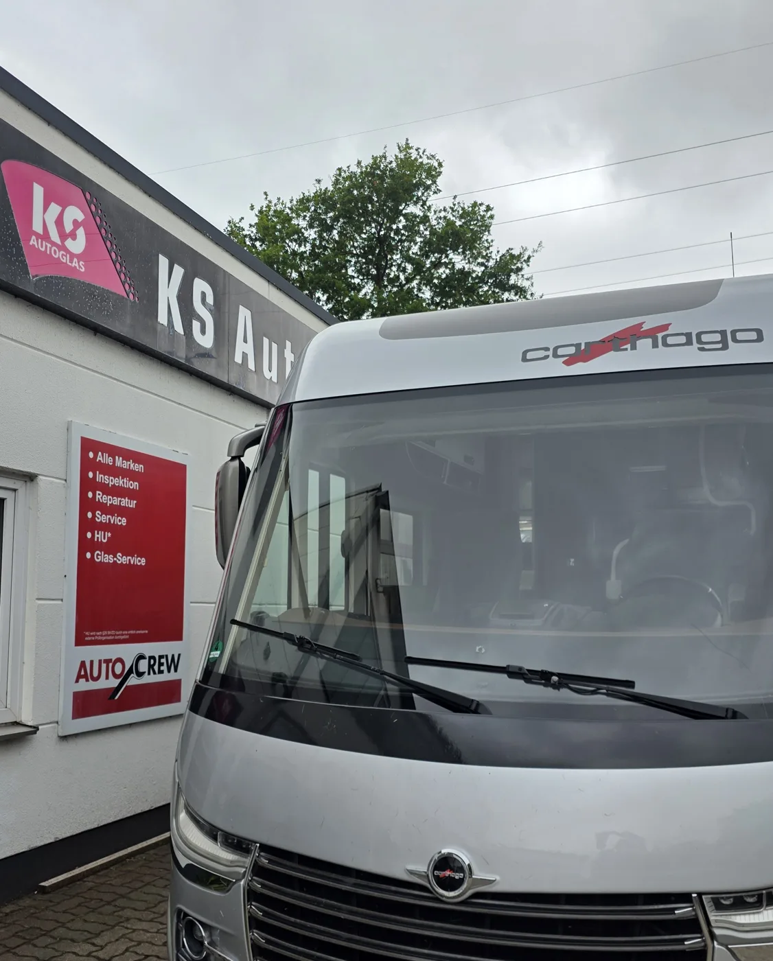 Carthago Liner mit neuer Frontscheibe vor dem KS Autoglas Zentrum in Elmshorn