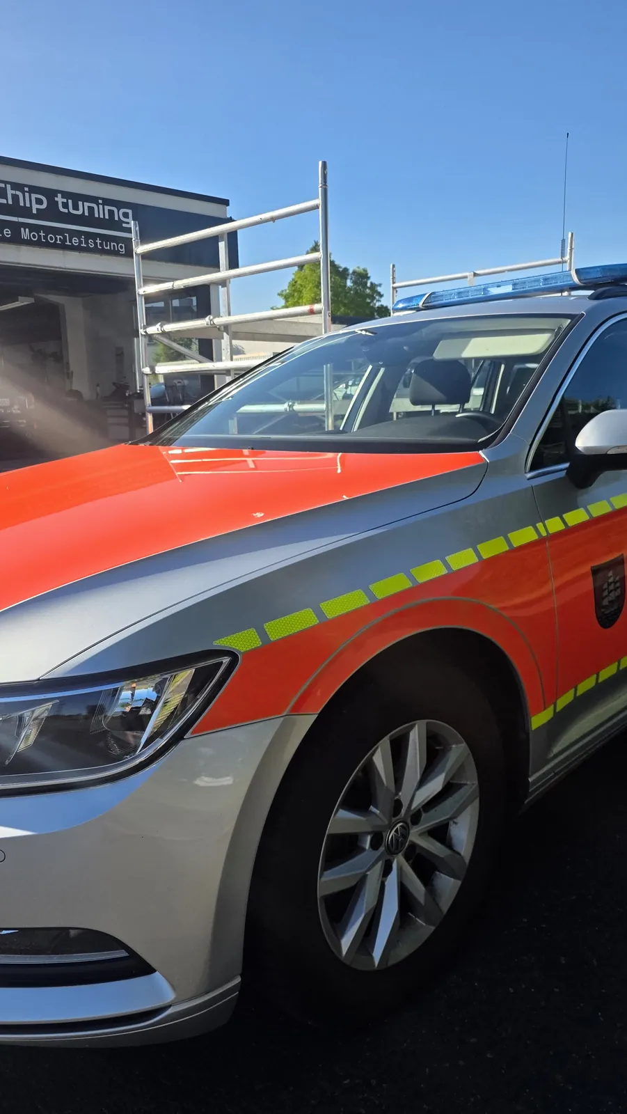 Einsatzfahrzeug der Feuerwehr auf dem Hof, im Hintergrund das Montagegerüst