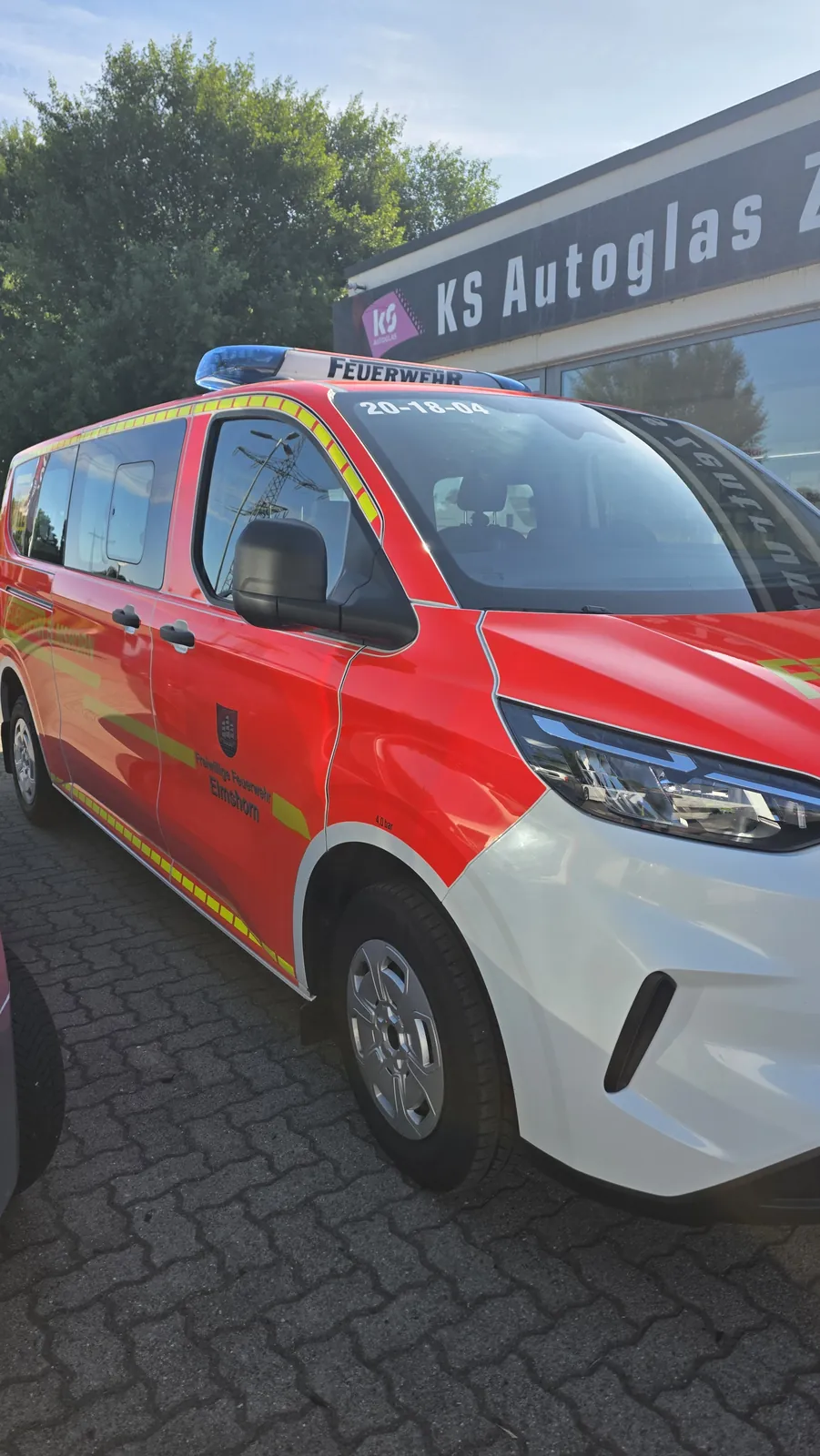 Fahrzeug der Freiwilligen Feuerwehr Elmshorn vor dem KS Autoglas Zentrum