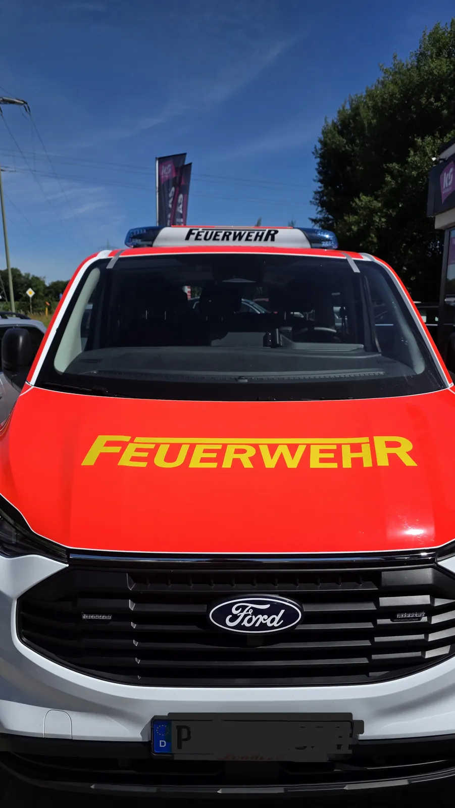 Einsatzfahrzeug der Feuerwehr (Ford Transit Custom) auf dem Hof von KS Autoglas Elmshorn