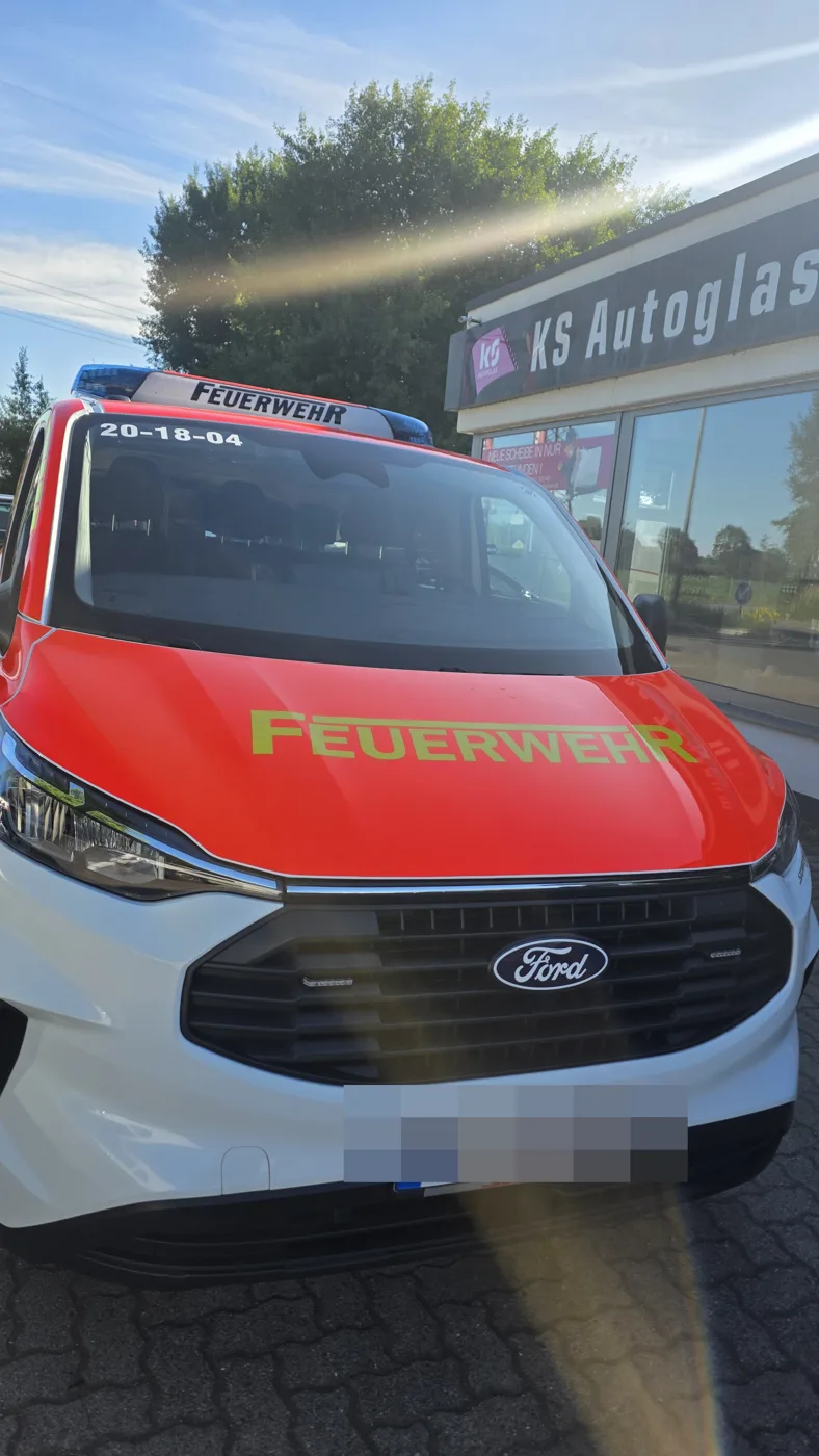 Einsatzfahrzeug der Feuerwehr mit neuer Frontscheibe vor dem KS Autoglas Zentrum in Elmshorn