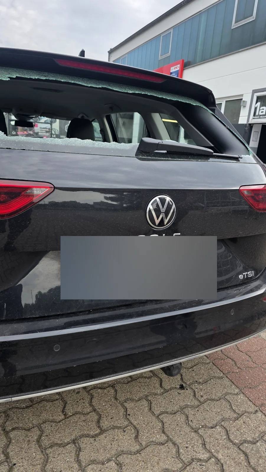 VW Golf mit zerbrochener Heckscheibe vor der Werkstatt in Elmshorn