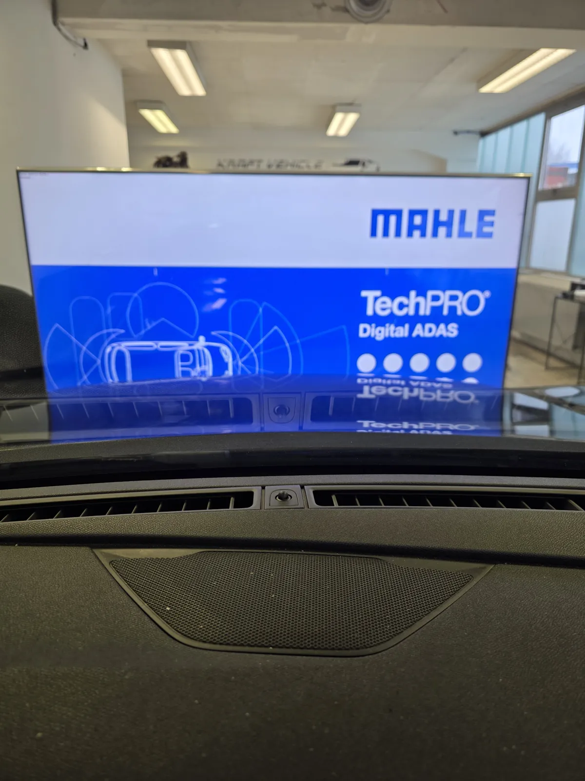 Blick aus dem Fahrzeug auf die MAHLE-Kalibriertafel während der Kamerakalibrierung