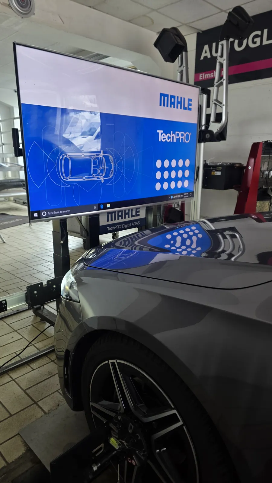 Kamerakalibrierung mit MAHLE TechPRO an einem grauen Pkw in der Werkstatt