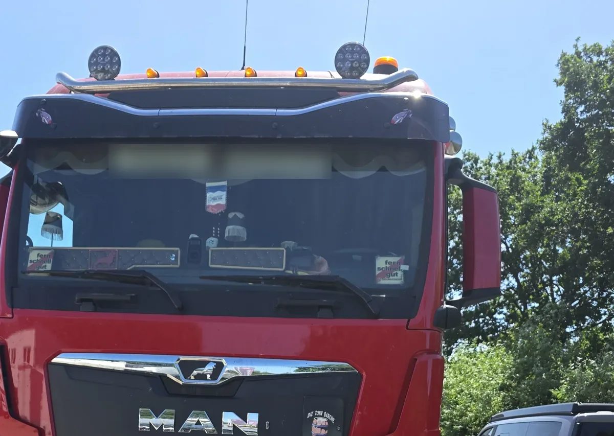 MAN Sattelzugmaschine mit neuer Frontscheibe nach dem Austausch bei KS Autoglas