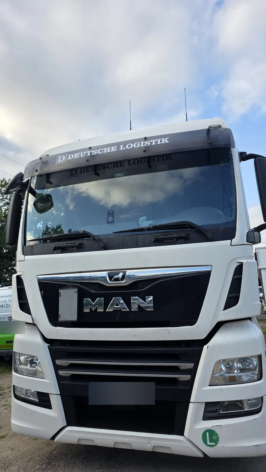 Weißer MAN TGX von vorn auf dem Hof von KS Autoglas – Lkw-Frontscheibe