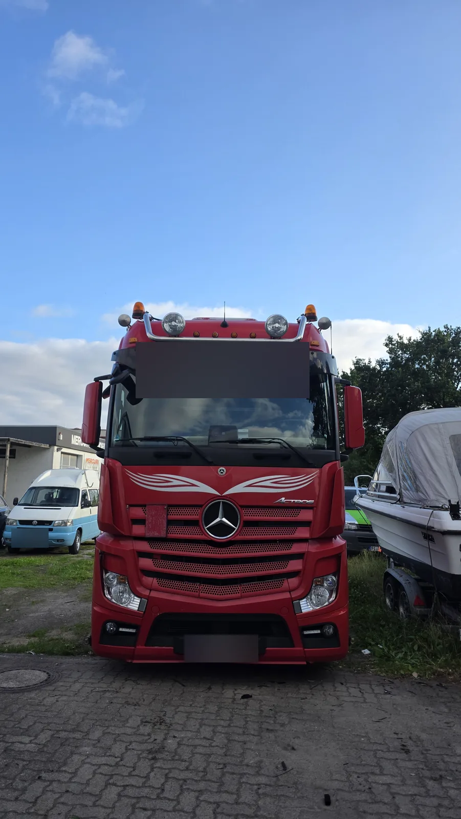 Roter Mercedes-Benz Actros auf dem Hof von KS Autoglas in Elmshorn