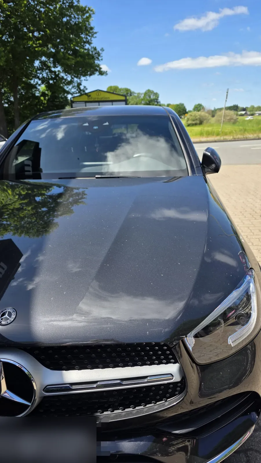 Schwarzer Mercedes GLC auf dem Hof von KS Autoglas Elmshorn