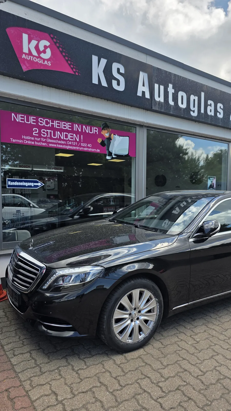 Mercedes S-Klasse vor dem KS Autoglas Zentrum in Elmshorn