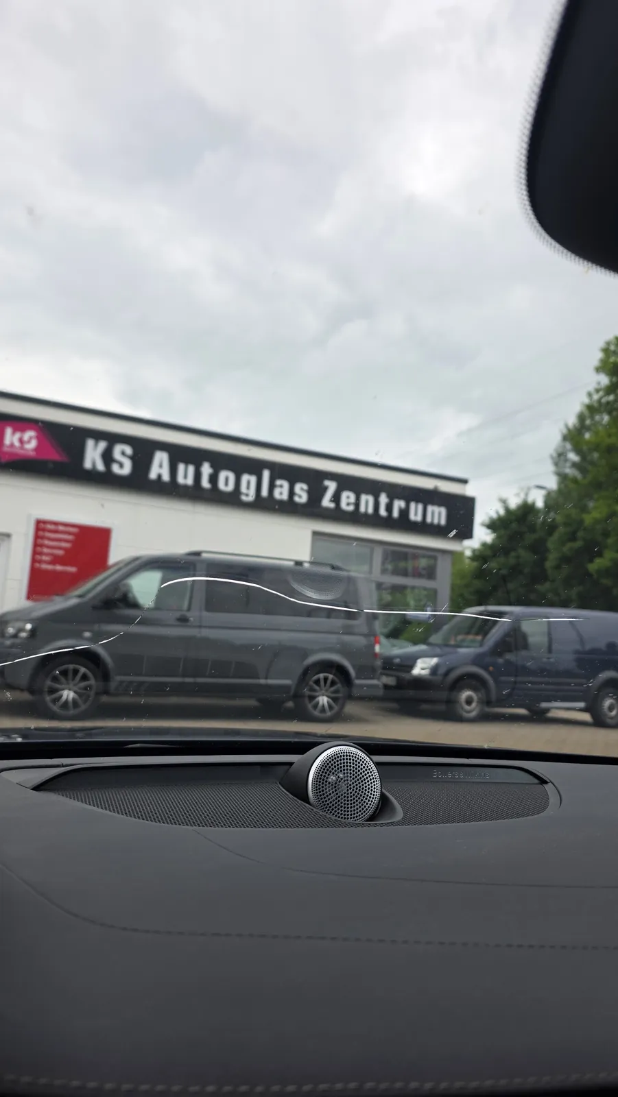 Riss in der Frontscheibe, Blick aus dem Fahrzeug auf das KS Autoglas Zentrum