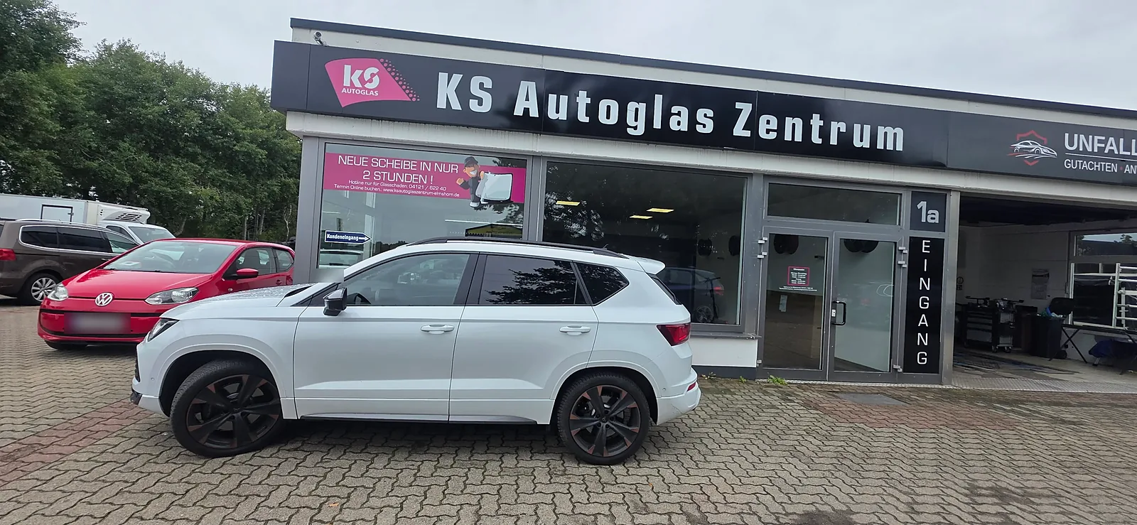 Weißer SUV mit getönten Scheiben vor dem KS Autoglas Zentrum in Elmshorn