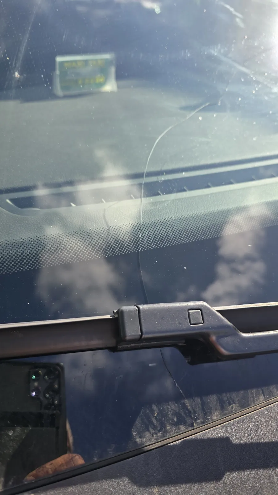 Langer Riss in der Frontscheibe eines Taxis, Blick von außen über den Scheibenwischer