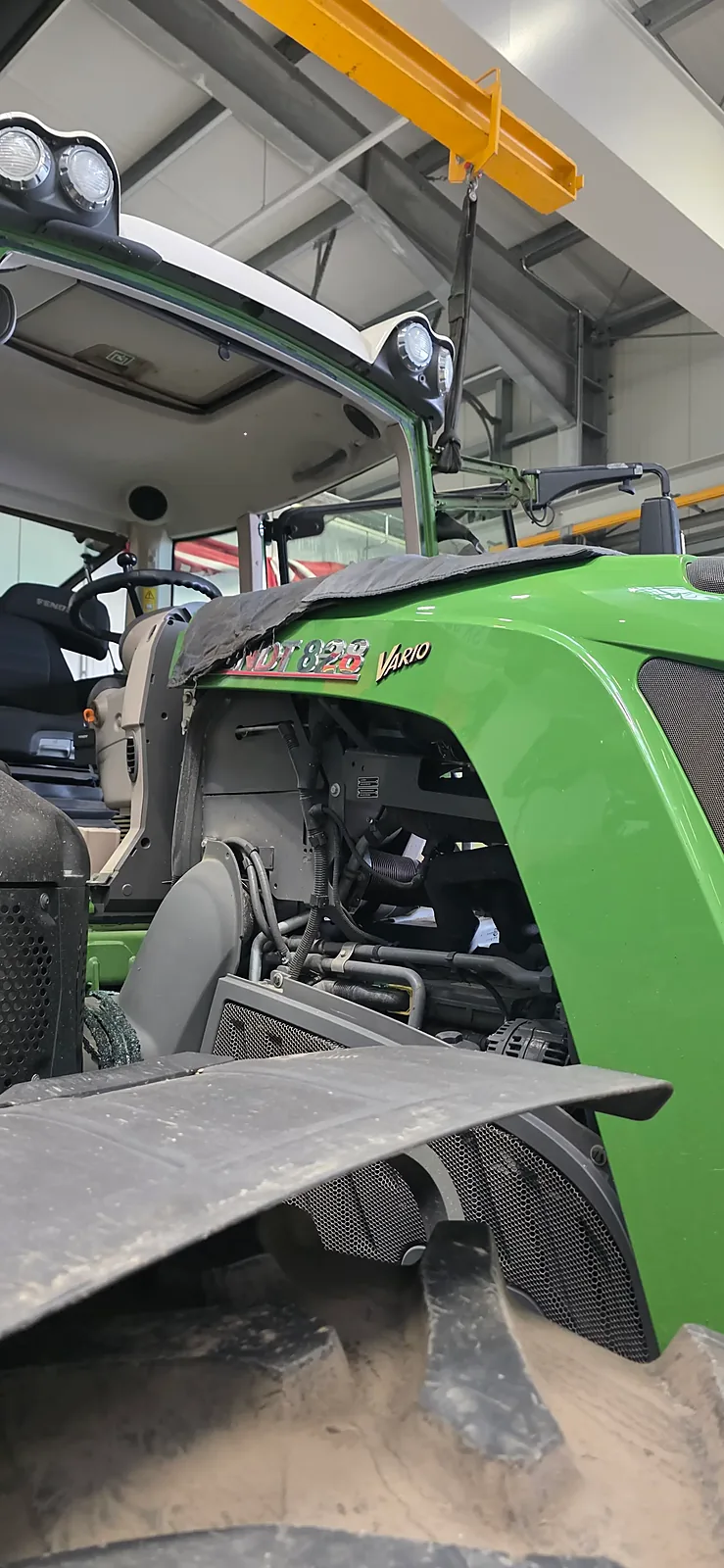 Fendt-Traktor mit geöffneter Motorhaube in der Werkstatthalle