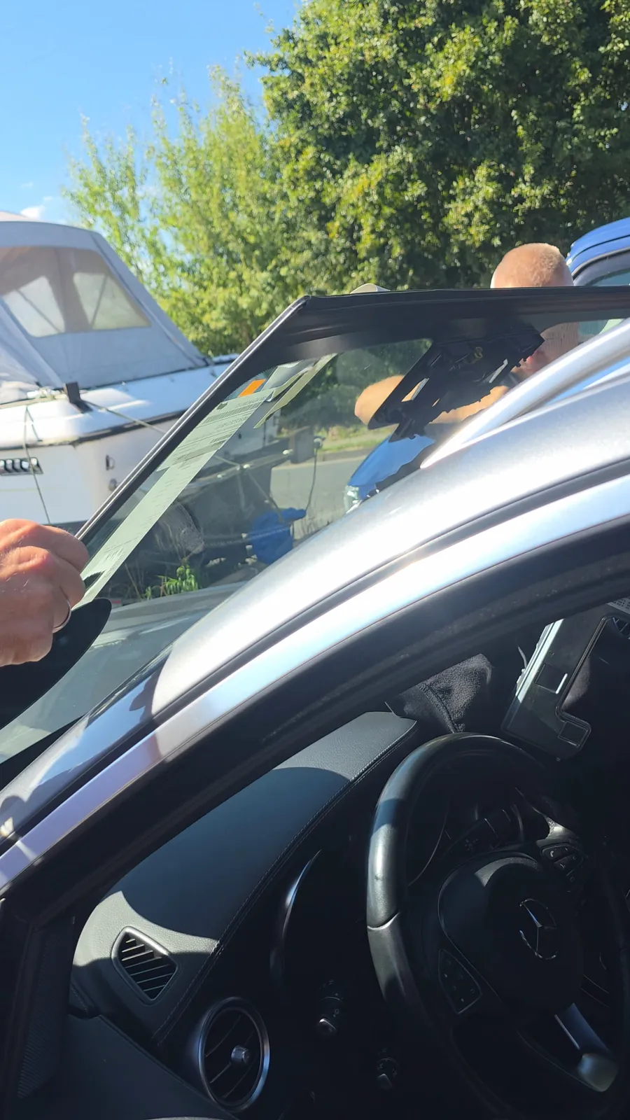 Neue Türscheibe wird in die Fahrertür eines Mercedes eingesetzt