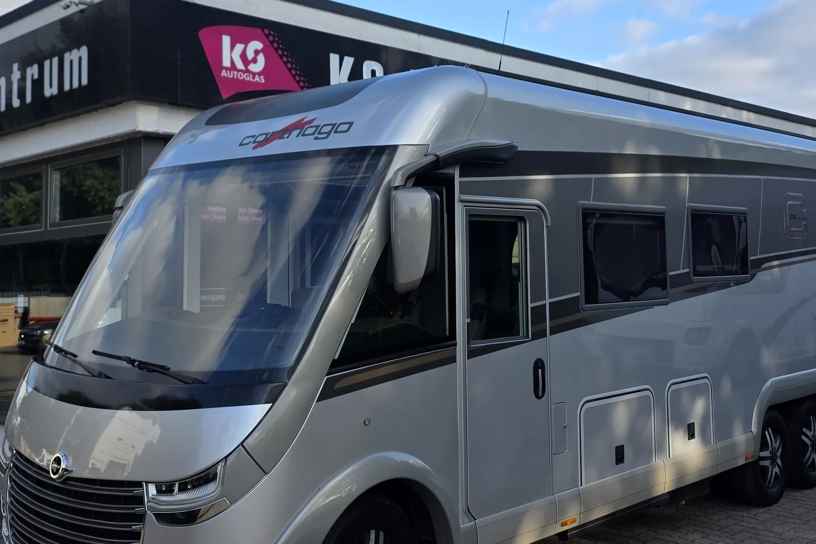Carthago Liner mit neu eingesetzter Frontscheibe vor der Werkstatt von KS Autoglas Elmshorn